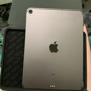 iPad Pro 11-inch (1st generation) space gray 512GB with black magnetic case. new